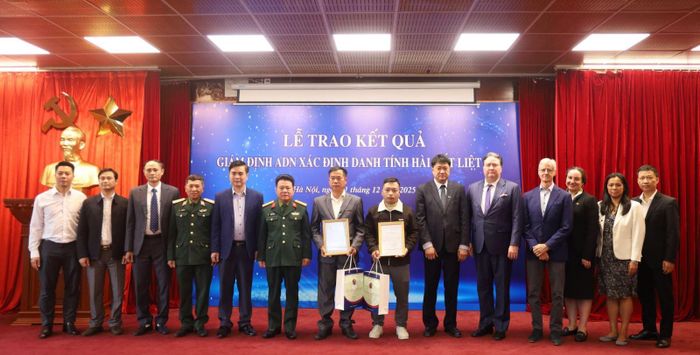 Trao kết quả giám định ADN cho thân nhân liệt sĩ sau quá trình triển khai tại Nghĩa trang Trà Lĩnh (Cao Bằng) vào năm 2025.
