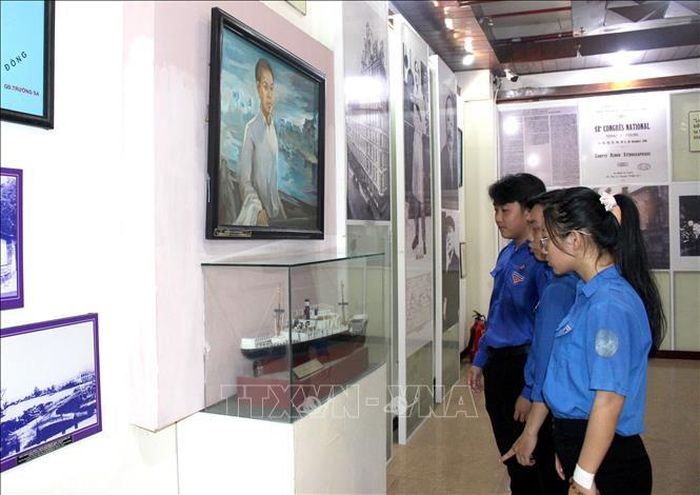 Đoàn viên thanh niên tham quan tại các khu di tích lịch sử, văn hóa.