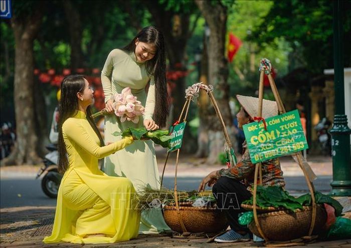 Hà Nội mỗi mùa đều mang một vẻ đẹp riêng, thế nhưng có lẽ mùa Thu là mùa khiến lòng người say đắm, xao xuyến hơn cả. Ảnh: Khánh Hòa/TTXVN
