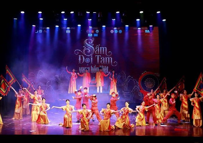 Chương trình nghệ thuật “Sấm Đọi Tam - Vang hồn Việt”, do nhóm sinh viên Trường Đại học Văn hóa Hà Nội tổ chức ngày 1/6/2026, tại Hà Nội tái hiện hành trình của tiếng trống Đọi Tam qua dòng chảy lịch sử dân tộc. Chương trình không chỉ tôn vinh nghề làm trống truyền thống hơn 1000 năm tuổi mà còn góp phần lan tỏa giá trị di sản đến gần hơn với thế hệ trẻ. Ảnh: Khánh Hòa/TTXVN