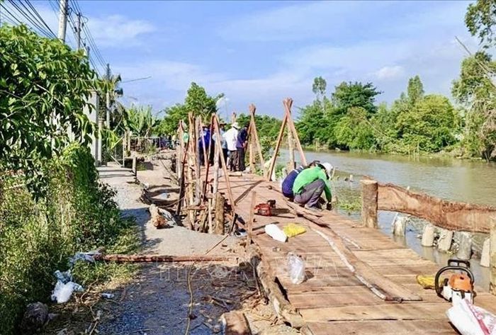 Cầu tạm được xây dựng từ nguồn xã hội hóa, góp phần bảo đảm việc đi lại, sinh hoạt và sản xuất của người dân trong thời gian chờ xử lý sạt lở.