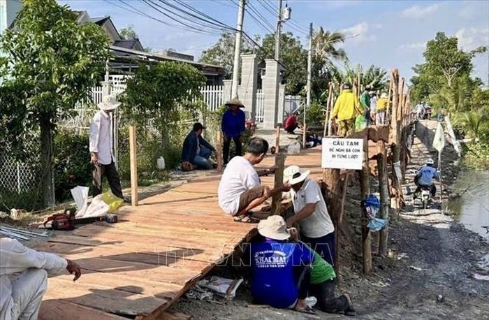 Cầu tạm được xây dựng từ nguồn xã hội hóa, góp phần bảo đảm việc đi lại, sinh hoạt và sản xuất của người dân trong thời gian chờ xử lý sạt lở.