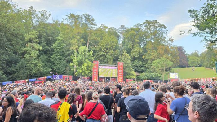 Người hâm mộ bóng đá đổ về các khu fan zone xa trung tâm Brussels để cổ vũ cho "Quỷ Đỏ" trong trận Bỉ - Tây Ban Nha, ngày 10/7. Ảnh: Lan Anh