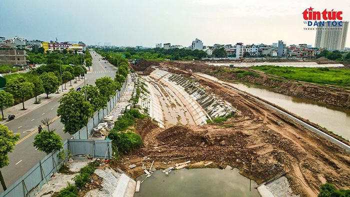 Một đoạn mương dẫn đã cơ bản hoàn thành phần mái kè.