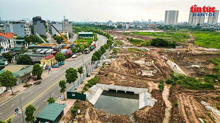 Cống thoát nước và mương dẫn được xây dựng đồng bộ bên hồ Cự Khối.