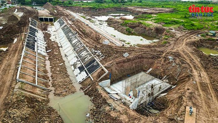 Hạng mục mương dẫn và cống điều tiết đang được thi công.