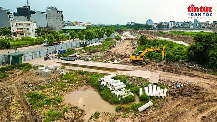 Máy móc, vật liệu được tập kết phục vụ thi công dự án.