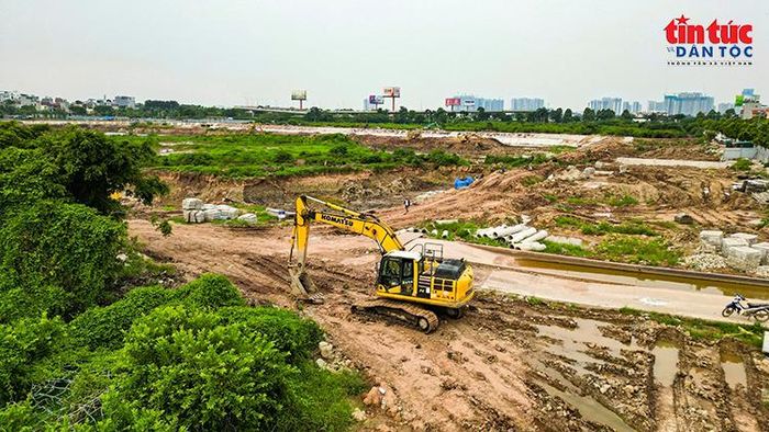 Máy xúc thi công hệ thống mương và lòng hồ.