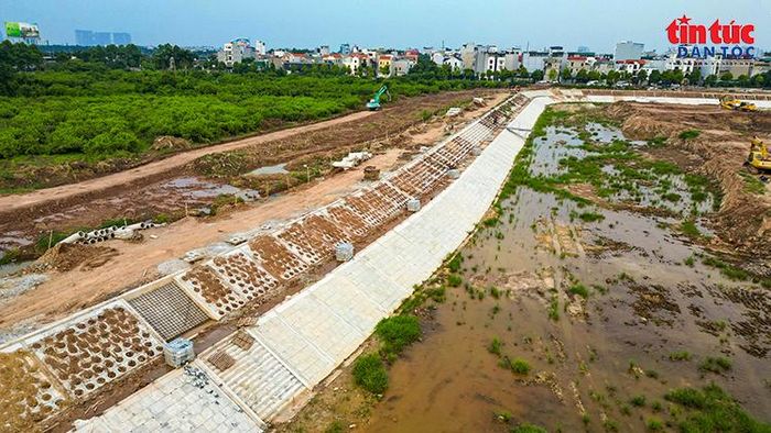Tuyến kè quanh hồ từng bước được hoàn thiện.