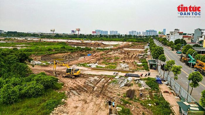Công trường hồ điều hòa Cự Khối trải dài bên khu dân cư.