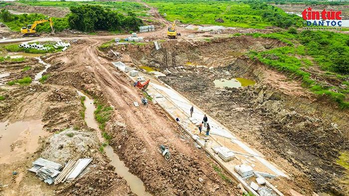Công nhân thi công mái kè thuộc dự án hồ điều hòa Cự Khối.