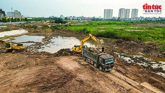 Máy xúc vận chuyển đất, đẩy nhanh tiến độ đào lòng hồ.