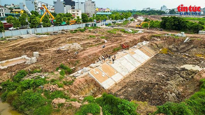 Hạng mục kè và mương dẫn quanh hồ đang được khẩn trương hoàn thiện.