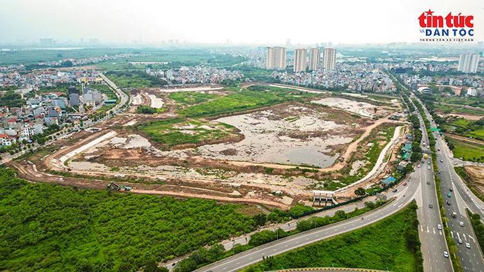 Toàn cảnh hồ điều hòa Cự Khối rộng hơn 30 ha nhìn từ trên cao.