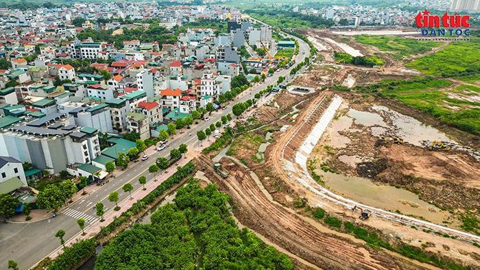 Hệ thống mương bao quanh hồ Cự Khối dần thành hình.