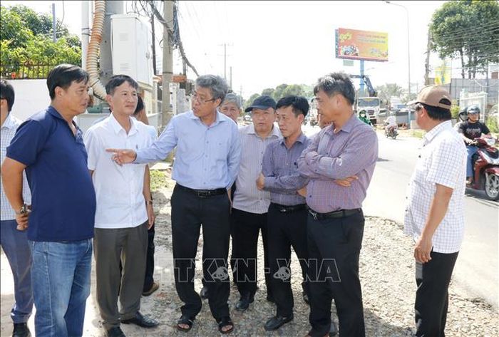 Ông Nguyễn Minh, Phó Chủ tịch UBND tỉnh Lâm Đồng (thứ 3, từ trái sang) chỉ đạo đẩy nhanh thi công tuyến đường Trần Quý Cáp dẫn vào trung tâm Phan Thiết.