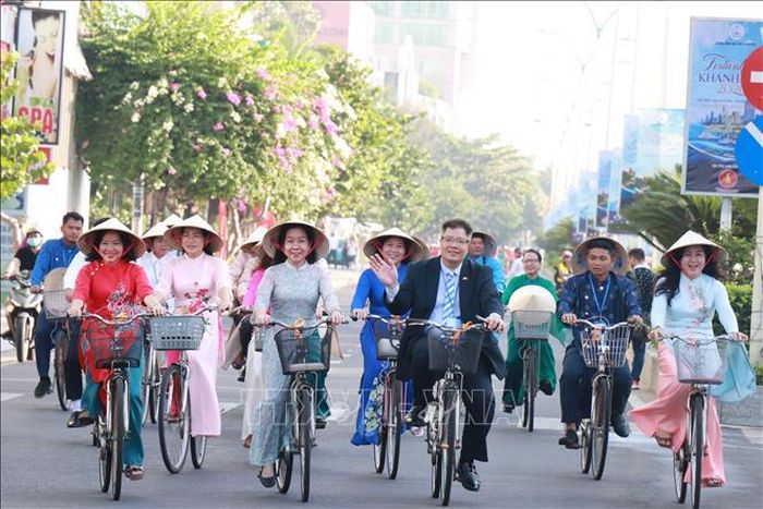 Các nữ trí thức, lãnh đạo sở, ngành cùng tham gia đạp xe diễu hành áo dài trên đường phố Nha Trang.