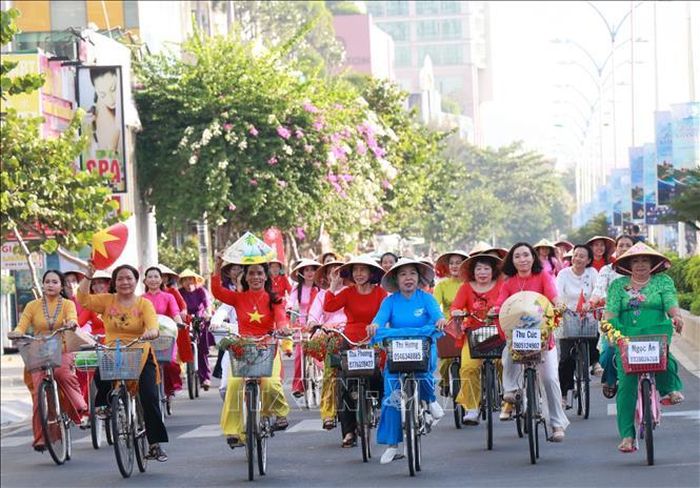 Phụ nữ Khánh Hòa với nhiều độ tuổi khác nhau tham gia lễ hội diễu hành áo dài bằng xe đạp.