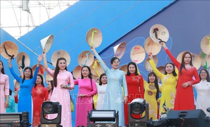 Hội viên phụ nữ Khánh Hòa tham gia trình diễn áo dài Việt Nam.