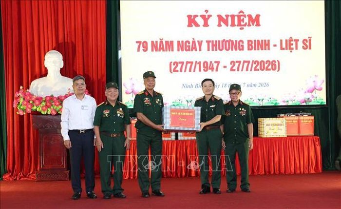 Đảng ủy, Bộ Tư lệnh Quân khu 3 tặng quà các thương binh, bệnh binh, đối tượng chính sách đang được quản lý, chăm sóc, điều trị tại Cơ sở Điều dưỡng Thương binh Nho Quan, tỉnh Ninh Bình. Ảnh: Thùy Dung/TTXVN