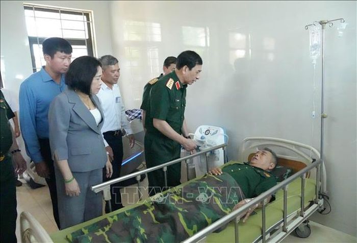 Đại tướng Phan Văn Giang thăm hỏi, tặng quà thương binh, bệnh binh, đối tượng chính sách đang được quản lý, chăm sóc, điều trị tại Cơ sở Điều dưỡng Thương binh Nho Quan. Ảnh: Thùy Dung/TTXVN