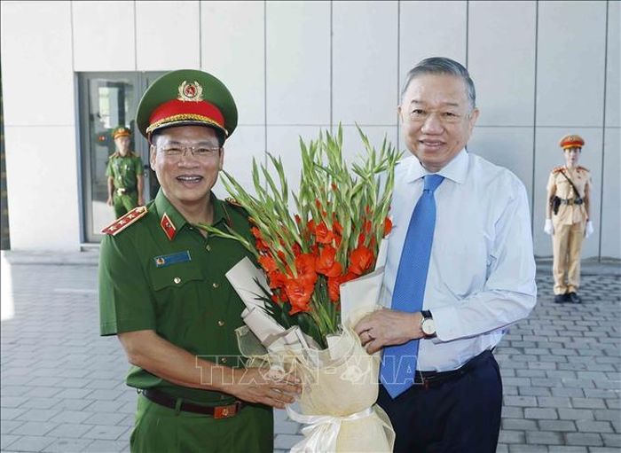 Thượng tướng Nguyễn Văn Long, Ủy viên Trung ương Đảng, Ủy viên Thường vụ Đảng ủy Công an Trung ương, Thứ trưởng Bộ Công an, Thủ trưởng Cơ quan Cảnh sát Điều tra Bộ Công an tặng hoa Tổng Bí thư, Chủ tịch nước Tô Lâm. Ảnh: Thống Nhất/TTXVN