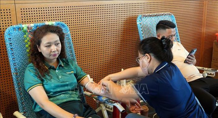 Đông đảo đoàn viên, thanh niên, cán bộ, chiến sĩ lực lượng vũ trang và người dân tỉnh Gia Lai tham gia hiến máu tình nguyện. Ảnh: Quang Thái/TTXVN