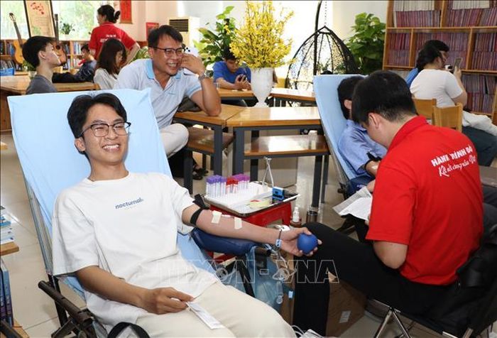 Sinh viên tham gia hiến máu tình nguyện tại chương trình. Ảnh: Hồng Thái/TTXVN