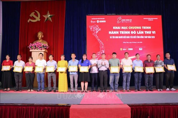 Cá nhân có thành tích hiến máu tình nguyện 15 lần nhận giấy chứng nhận. Ảnh: Hồng Thái/TTXVN