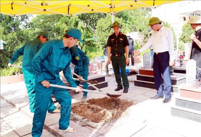 Lãnh đạo xã Hải Hậu (Ninh Bình) đôn đốc việc thực hiện lấy mẫu sinh phẩm hài cốt liệt sĩ chưa xác định được thông tin trên địa bàn xã.