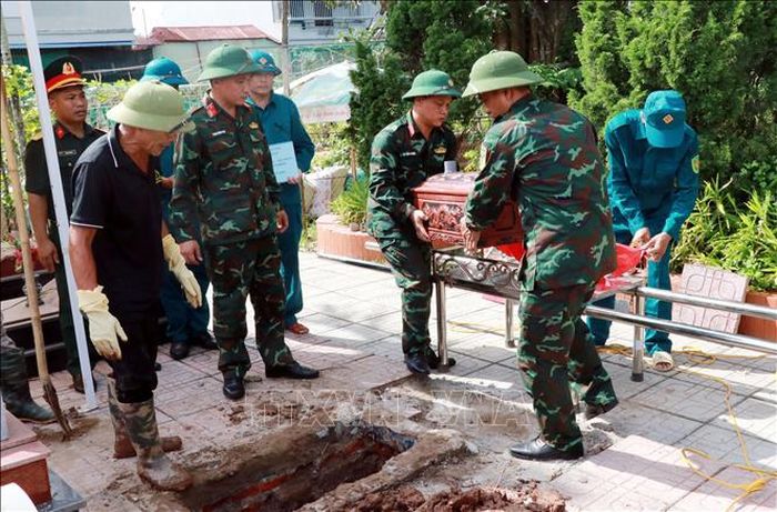 Hài cốt liệt sĩ được hoàn táng đúng vị trí ban đầu trong các phần mộ tại nghĩa trang sau khi lấy mẫu sinh phẩm.