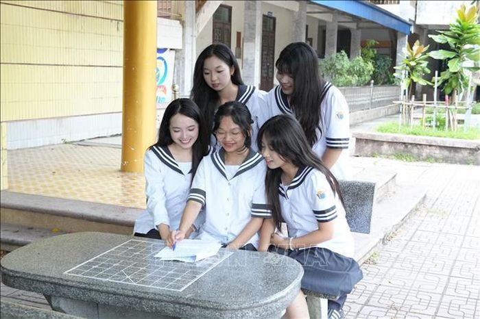 Không chỉ xuất sắc dẫn đầu trong các cuộc thi, cô học trò nhỏ Nguyễn Thị Bích Ngọc còn luôn chủ động chia sẻ bí quyết học tập và hỗ trợ các bạn cùng tiến bộ.