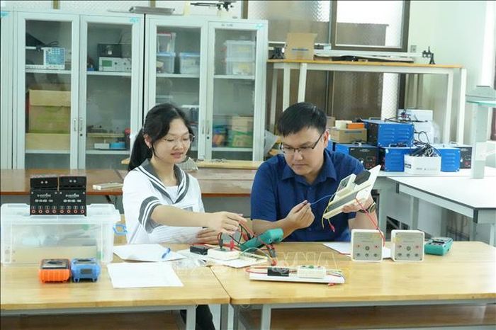 Nguyễn Thị Bích Ngọc luôn chăm chú, say sưa trong mỗi giờ học vật lý để khám phá những kiến thức mới.