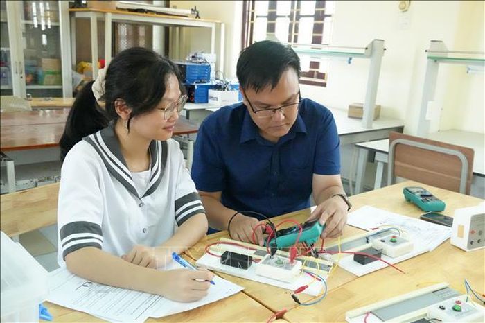 Nguyễn Thị Bích Ngọc luôn chăm chú, say sưa trong mỗi giờ học vật lý để khám phá những kiến thức mới.