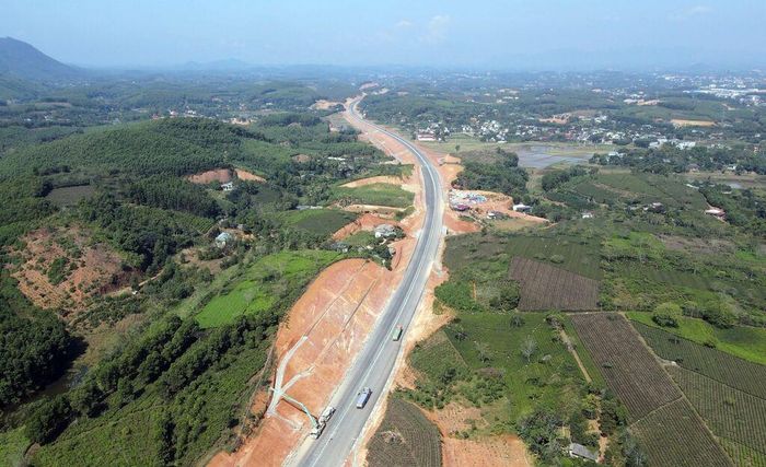 Đường Hồ Chí Minh đoạn qua Tuyên Quang trước khi hư hỏng kết cấu bởi thời tiết cực đoan.