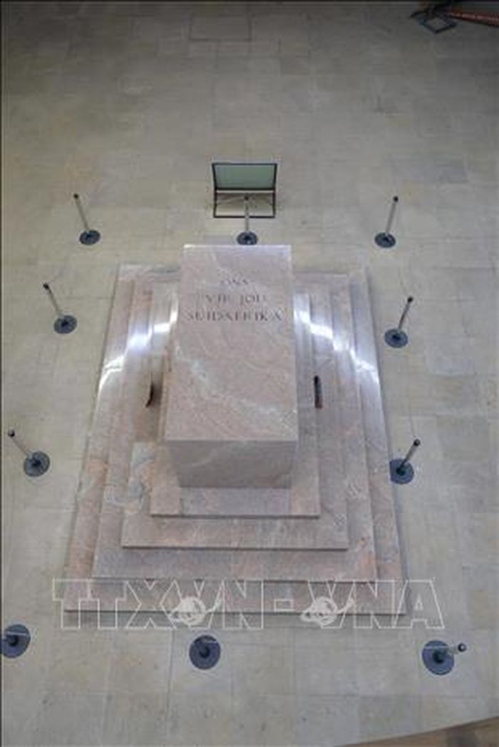 Ngôi mộ trống biểu tượng trong sảnh Cenotaph dưới đáy đài tưởng niệm. Vào đúng 12 giờ trưa ngày 16/12 hằng năm (ngày kỷ niệm trận chiến trên Sông Blood, ngày nay là Ngày Hòa giải Dân tộc của Nam Phi), một tia nắng tự nhiên từ mái vòm cao sẽ chiếu thẳng qua lỗ lấy sáng, rọi chính xác vào dòng chữ khắc trên mộ: "Ons vir Jou, Suid-Afrika" (Chúng tôi vì Người, Nam Phi).
