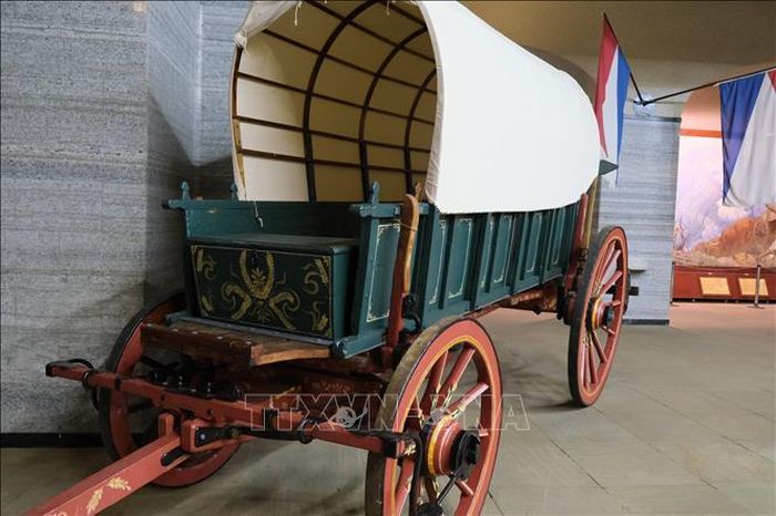 Một mẫu xe kéo của người Voortrekker được trưng bày tại đài tưởng niệm.