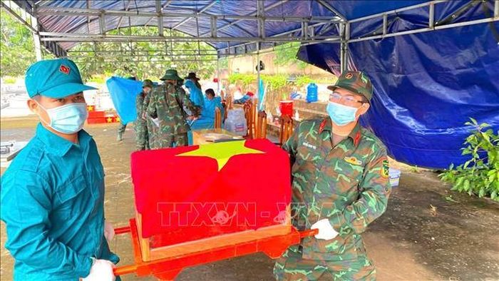 Ban Chỉ đạo về tìm kiếm, quy tập và xác định danh tính hài cốt liệt sĩ tỉnh An Giang tiến hành lấy mẫu phục vụ giám định ADN tại Nghĩa trang Liệt sĩ Tri Tôn. Ảnh: Thanh Sang/TTXVN