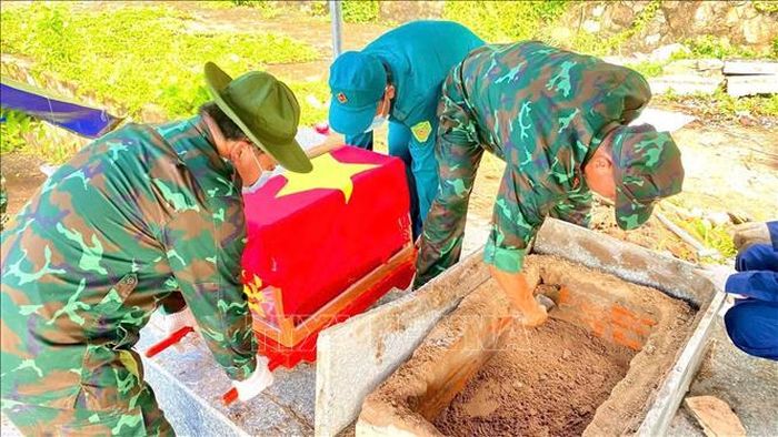 Ban Chỉ đạo về tìm kiếm, quy tập và xác định danh tính hài cốt liệt sĩ tỉnh An Giang tiến hành lấy mẫu phục vụ giám định ADN tại Nghĩa trang Liệt sĩ Tri Tôn. Ảnh: Thanh Sang/TTXVN