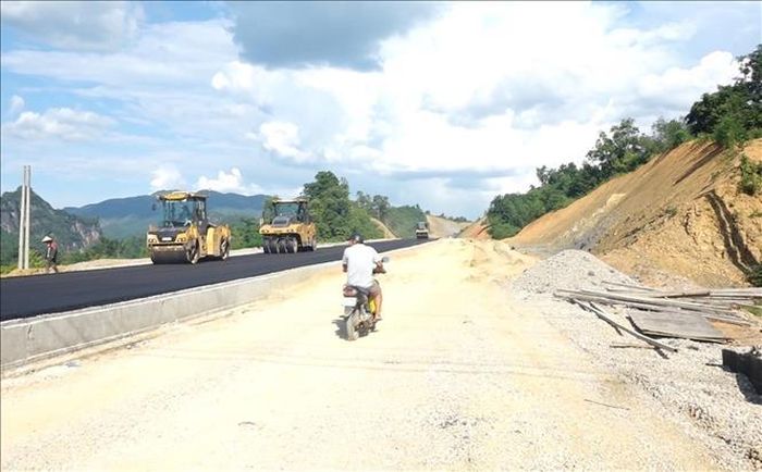 Phương tiện tự ý lưu thông trên tuyến cao tốc Đồng Đăng - Trà Lĩnh thuộc địa phận tỉnh Lạng Sơn khi chưa đưa vào khai thác sử dụng. Ảnh: TTXVN phát