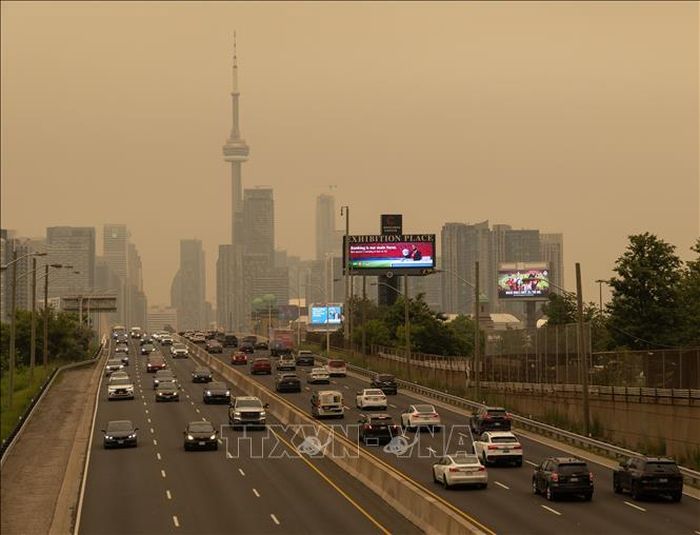 Khói cháy rừng bao phủ bầu trời tại Toronto, Canada, ngày 15/7/2026. Ảnh: THX/TTXVN phát