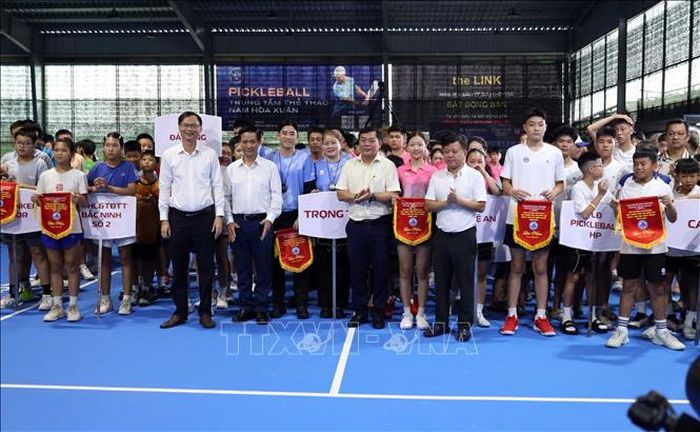 Ban Tổ chức trao cờ lưu niệm cho các đoàn vận động viên tham dự giải.