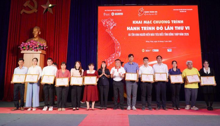 Ban Tổ chức tôn vinh, trao tặng bằng khen cho các gia đình và cá nhân tiêu biểu, đại diện cho hàng nghìn người hiến máu tình nguyện trên địa bàn tỉnh. Ảnh: BTC
