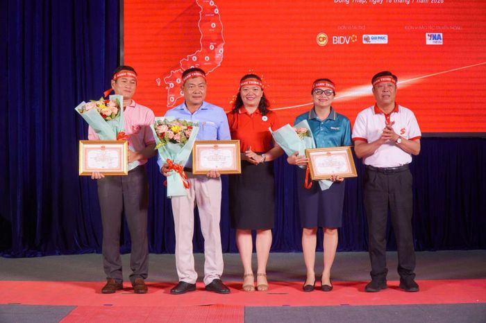 Ban Chỉ đạo vận động hiến máu tình nguyện tỉnh Đồng Tháp ghi nhận, tri ân các đơn vị đồng hành cùng Hành trình Đỏ năm 2026. Ảnh: BTC