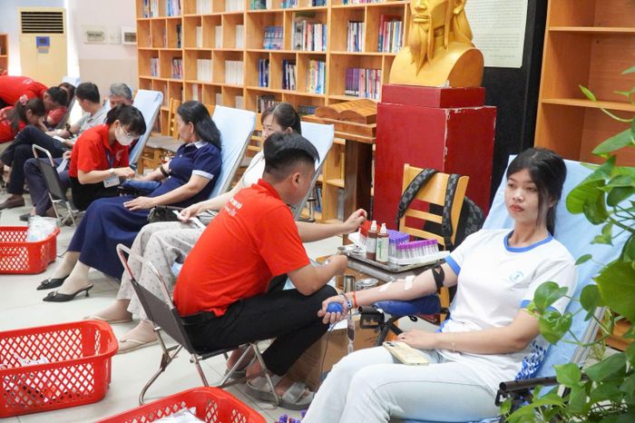 Đông đảo cán bộ, đoàn viên, thanh niên, sinh viên và người dân tham gia Ngày hội hiến máu "Giọt hồng trao đi - Sen hồng tỏa sắc" tại Trường Đại học Đồng Tháp ngày 18/7. Ảnh: BTC