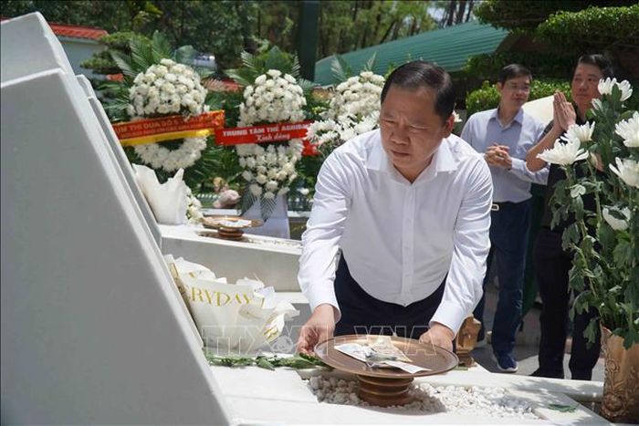 Ông Nguyễn Phi Long, Phó Bí thư Thường trực Đảng ủy, Phó Chủ tịch Ủy ban Trung ương Mặt trận Tổ quốc Việt Nam thành kính dâng hoa tại Khu mộ 10 nữ thanh niên xung phong ở Ngã ba Đồng Lộc.