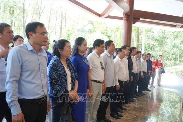 Đoàn công tác Đảng ủy Mặt trận Tổ quốc, các đoàn thể Trung ương dâng hương tại Nhà bia tưởng niệm các liệt sĩ thanh niên xung phong toàn quốc. Ảnh: Hữu Quyết/TTXVN