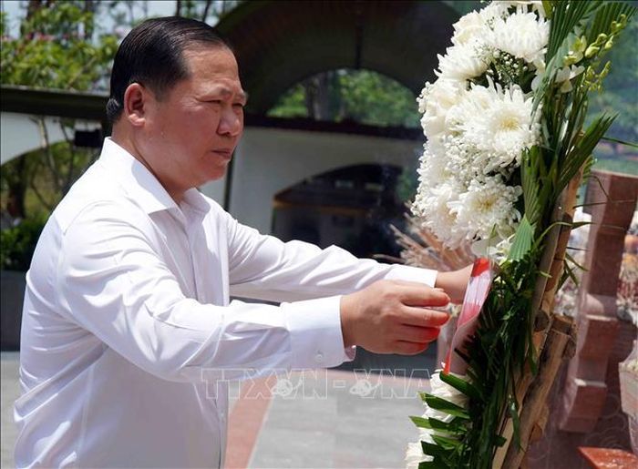 Ông Nguyễn Phi Long, Phó Bí thư Thường trực Đảng ủy, Phó Chủ tịch Ủy ban Trung ương Mặt trận Tổ quốc Việt Nam thành kính dâng hoa, bày tỏ lòng tri ân sâu sắc đối với các anh hùng liệt sĩ tại Ngã ba Đồng Lộc. Ảnh: Hữu Quyết/TTXVN