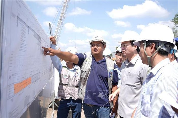 Chủ tịch UBND tỉnh Vĩnh Long Trần Trí Quang khảo sát tại dự án Dự án Cầu Ba Lai 6.