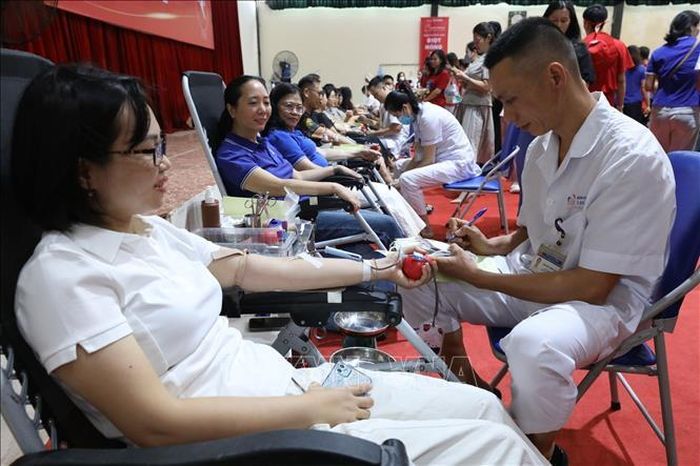 Hiến máu tình nguyện tại ngày khai mạc Chương trình Hành trình Đỏ "Ngày hội hiến máu Giọt hồng Xứ Lạng năm 2026”. Ảnh: Anh Tuấn/TTXVN